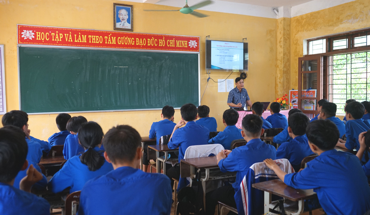 Một lớp bồi dưỡng giáo dục pháp luật về thuế tại Trường THPT Nguyễn Chí Thanh.