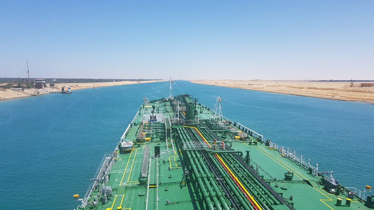 Một tàu chở dầu di chuyển qua kênh đào Suez. Ảnh: Reuters
