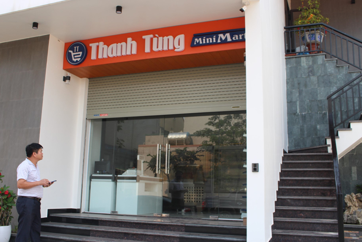 Anh Đỗ Văn Tùng (phường Bắc Lý, TP. Đồng Hới) điều khiển cửa nhà dễ dàng trên điện thoại.