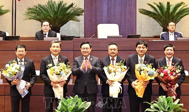 Chủ tịch Quốc hội Vương Đình Huệ tặng hoa chúc mừng Chủ nhiệm một số Ủy ban của Quốc hội, Tổng Thư ký Quốc hội và Tổng kiểm toán Nhà nước. Ảnh: TTXVN