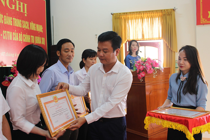 Lãnh đạo Ban Thường vụ Đảng ủy Khối Doanh nghiệp tỉnh tặng giấy khen cho các tập thể có thành tích xuất sắc trong việc học tập và làm theo tư tưởng, đạo đức, phong cách Hồ Chí Minh.