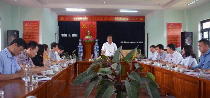 Đồng chí Trần Phong, Ủy viên Ban Thường vụ Tỉnh ủy, Bí thư Thành ủy Đồng Hới phát biểu kết luận tại buổi làm việc với Ban Thường vụ Đảng ủy phường Hải Thành.