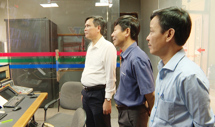 Đồng chí Chủ tịch UBND tỉnh Trần Thắng kiểm tra cơ sở vật chất, trang thiết bị làm việc của Đài PT-TH Quảng Bình.