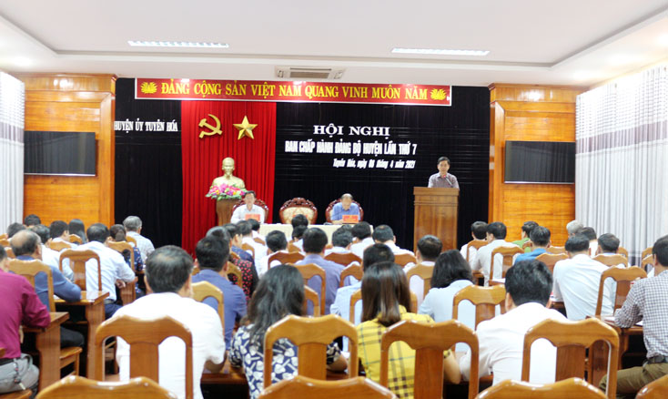 Đồng chí Lê Công Hữu, Tỉnh ủy viên, Bí thư Huyện ủy kết luận hội nghị.