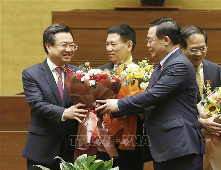 Chủ tịch Quốc hội Vương Đình Huệ tặng hoa chúc mừng Bộ trưởng Bộ Xây dựng Nguyễn Thanh Nghị. Ảnh: Doãn Tấn/TTXVN