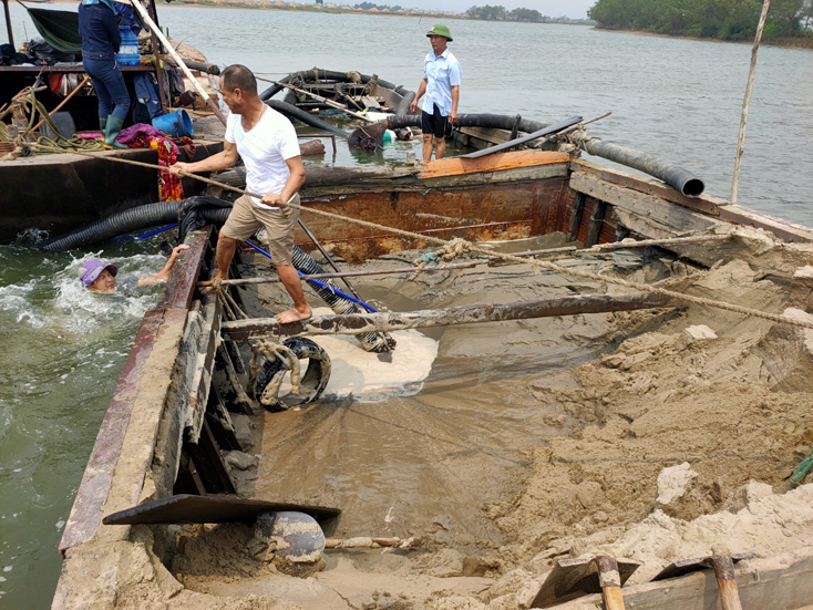 Thuyền khai thác cát của Trần Thị Hạnh, trú ở xã Gia Ninh, huyện Quảng Ninh bị lực lượng công an bắt quả tang khi đang khai thác cát trái phép.