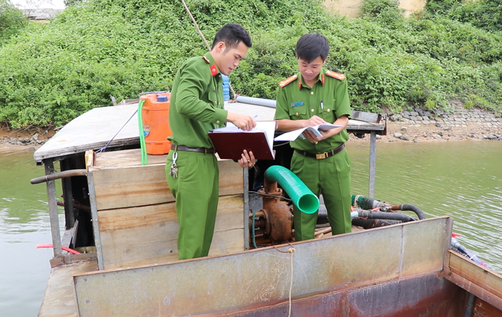 Thượng tá Hoàng Giang Nam, Trưởng Công an huyện Quảng Ninh trực tiếp kiểm tra việc xử lý đối với các thuyền khai thác cát trái phép vừa bị bắt giữ.