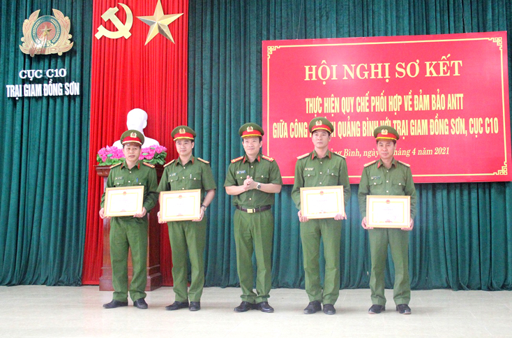 Khen thưởng cho các tập thể, cá nhân có thành tích xuất sắc trong công tác phối hợp giữa Công an tỉnh và Trại giam Đồng Sơn.