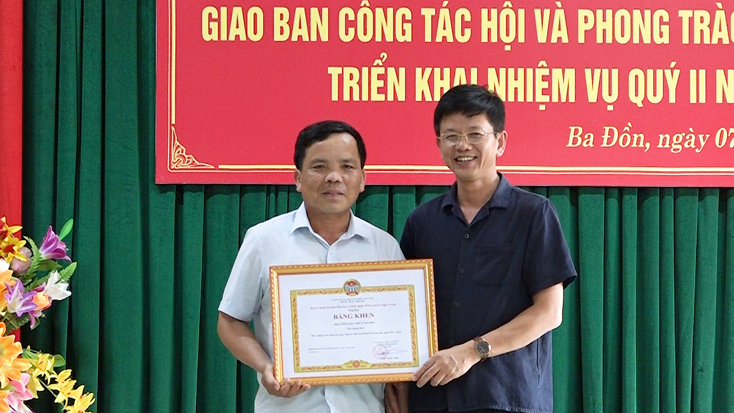 Lãnh đạo Hội nông dân tỉnh trao bằng khen của Trung ương Hội Nông dân Việt Nam cho các tập thể và cá nhân có thành tích xuất sắc trong công tác Hội và phong trào nông dân năm 2019-2020.