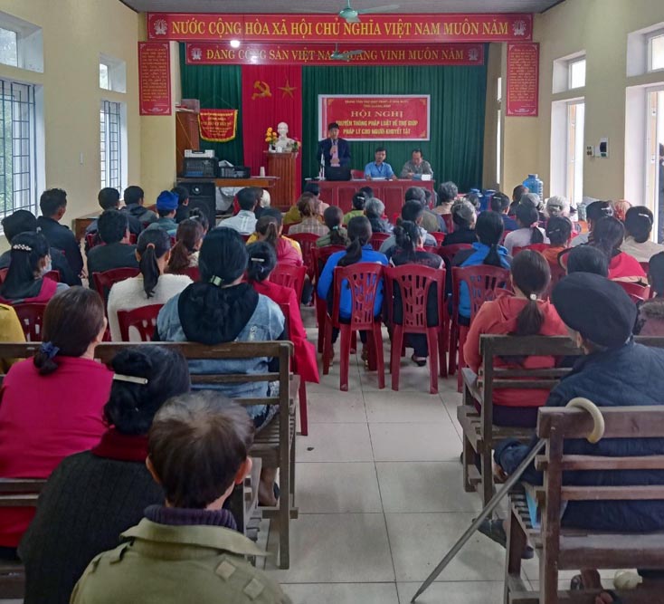 Những người khuyết tật xã Thạch Hóa, huyện Tuyên Hóa tham gia hội nghị truyền thông pháp luật về TGPL  trong năm 2021.