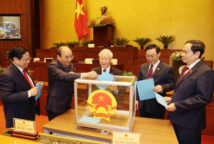 Tổng Bí thư Nguyễn Phú Trọng và các đồng chí lãnh đạo Đảng, Nhà nước bỏ phiếu phê chuẩn danh sách Phó Chủ tịch và một số Ủy viên Hội đồng Quốc phòng và An ninh. Ảnh: Trí Dũng/TTXVN