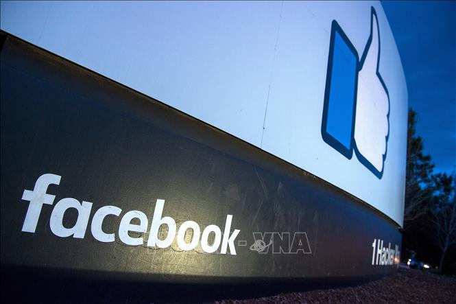 Biểu tượng Facebook tại trụ sở ở Menlo Park, bang California, Mỹ. Ảnh: AFP/TTXVN