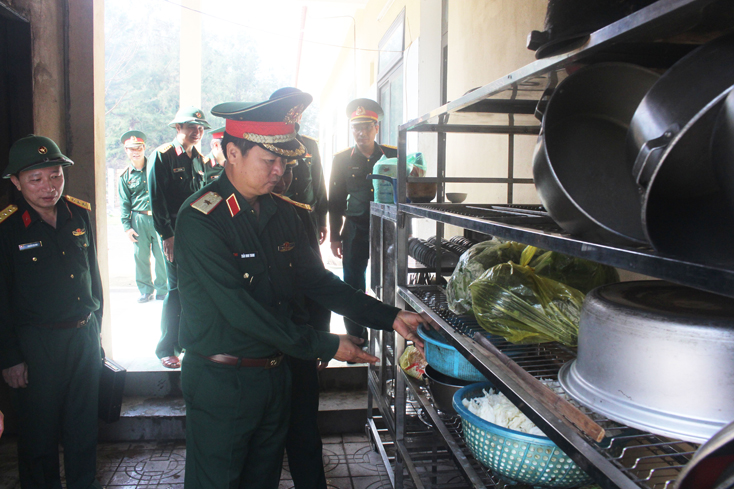 Thiếu tướng Trần Minh Thanh kiểm tra công tác bảo đảm hậu cần cho bộ đội trên đảo.