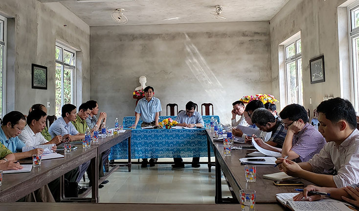 Lãnh đạo BQL KDTTN Động Châu-Khe Nước Trong báo cáo tình hình quản lý, bảo vệ và phát triển rừng.