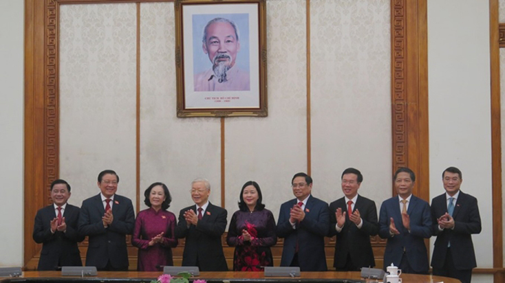 Các đồng chí Bộ Chính trị, Ban Bí thư chúc mừng đồng chí Trương Thị Mai và đồng chí Bùi Thị Minh Hoài. 