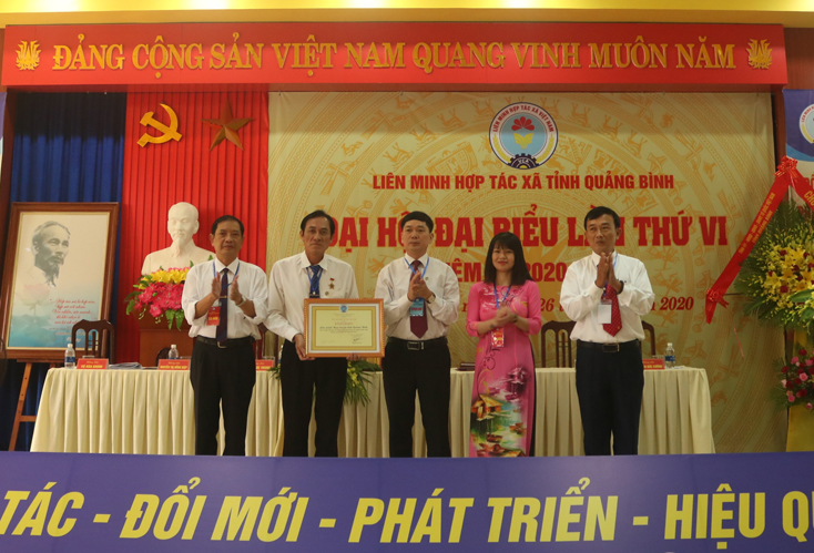 Lãnh đạo Liên minh HTX Việt Nam trao bằng khen cho Liên minh HTX tỉnh Quảng Bình về thành tích xuất sắc trong phong trào phát triển HTX thời gian vừa qua.