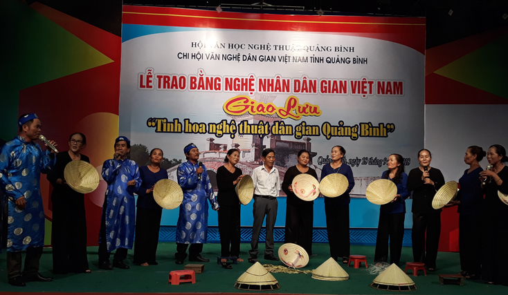 Người dân làng Thổ Ngọa mang điệu hát phường nón lên sân khấu biểu diễn văn nghệ dân gian. 