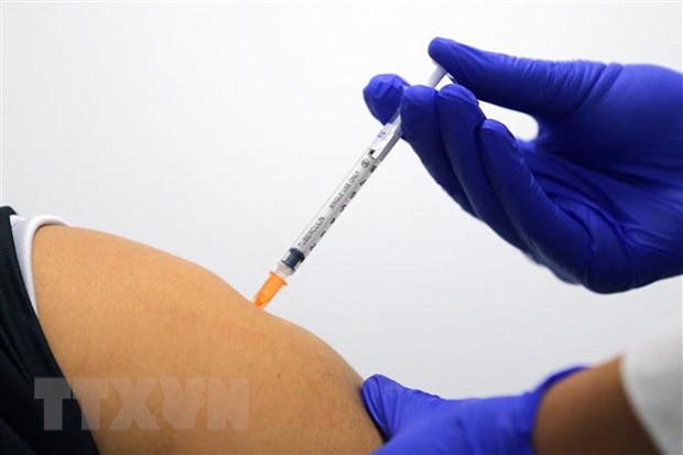Tiêm vaccine ngừa COVID-19 của Hãng Pfizer/BioNTech tại Sydney, Australia. (Ảnh: AFP/TTXVN)