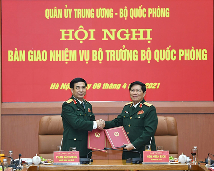 Đại tướng Ngô Xuân Lịch và Thượng tướng Phan Văn Giang tại Hội nghị bàn giao nhiệm vụ Bộ trưởng Bộ Quốc phòng. Ảnh: Trọng Hải 