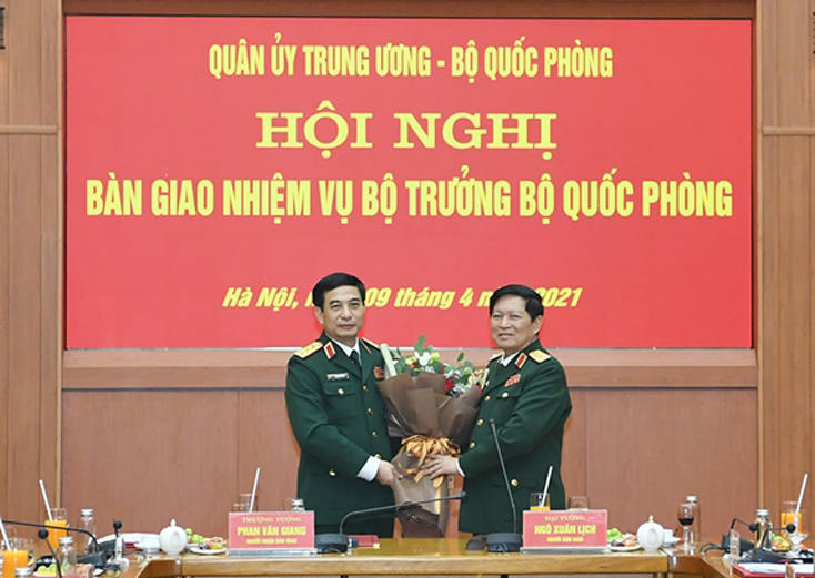 Đại tướng Ngô Xuân Lịch tặng hoa chúc mừng Thượng tướng Phan Văn Giang. Ảnh: Trọng Hải 