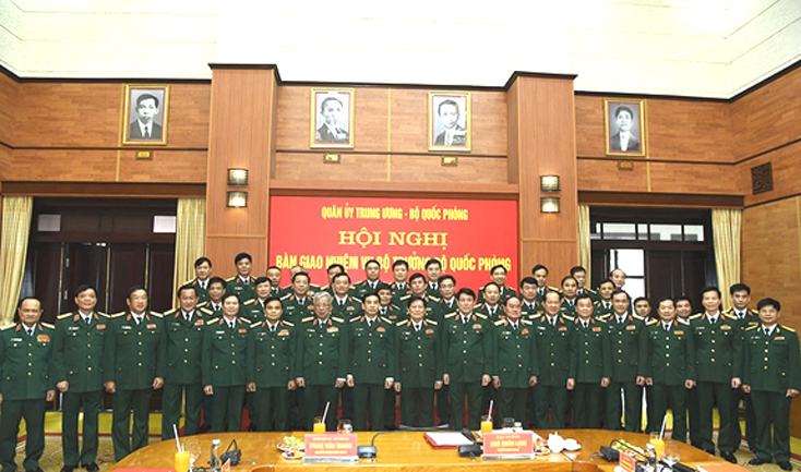 Đại tướng Ngô Xuân Lịch và Thượng tướng Phan Văn Giang chụp ảnh lưu niệm với các đại biểu dự hội nghị. Ảnh: Trọng Hải