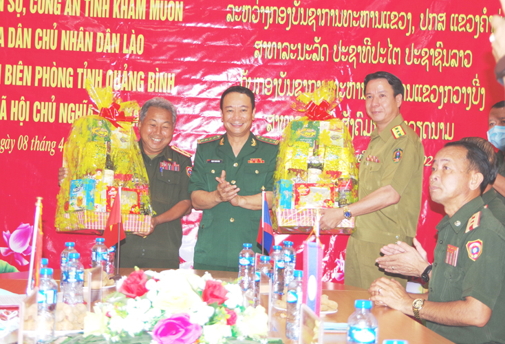 Đại tá Trịnh Thanh Bình,  Chỉ huy Trưởng BĐBP Quảng Bình tặng quà cho lực lượng Công an tỉnh Khăm Muộn (lào) 