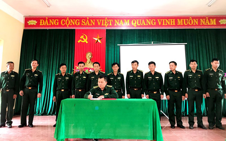 Đồn Biên phòng Cà Ròong, BĐBP tỉnh Quảng Bình tổ chức phát động và ký kết giao ước thi đua. 