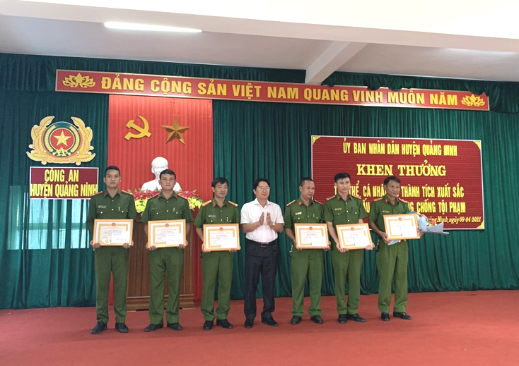 Lãnh đạo UBND huyện Quảng Ninh trao giấy khen cho các tập thể, cá nhân có thành tích trong đấu tranh phòng, chống tội phạm.