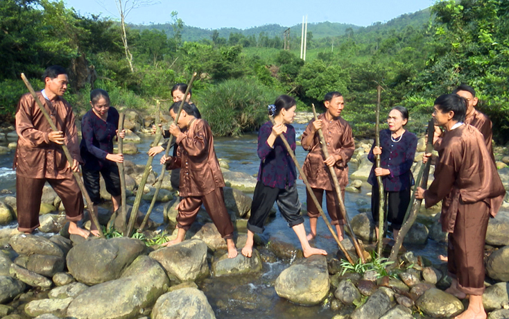 Các nghệ nhân ở huyện Minh Hóa tái hiện quang cảnh hò thuốc cá trên suối. 
