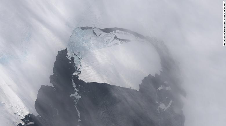  Hình ảnh này cho thấy một tảng băng lớn đã tách ra khỏi sông băng Đảo Thông. Ảnh: CNN 
