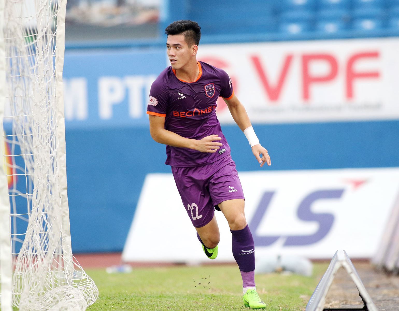  Tiến Linh lập hat-trick vào lưới Nam Định tại vòng 8 LS V-League 2021.Ảnh: VPF