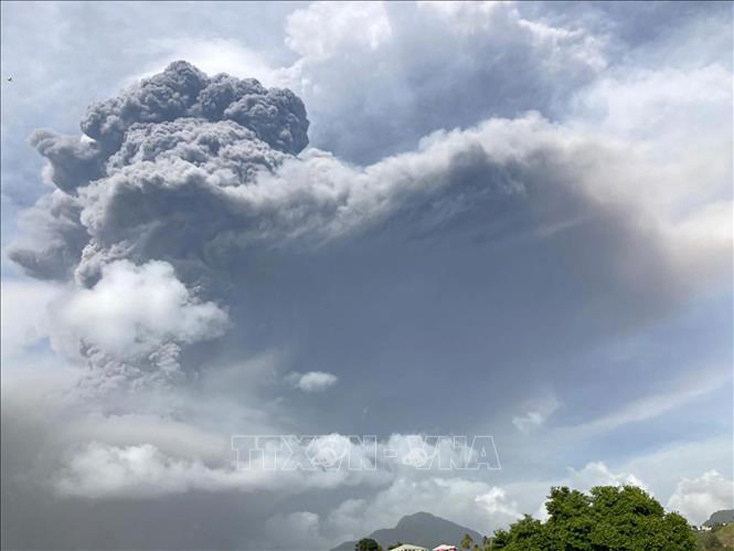  Núi lửa La Soufriere tại quốc đảo Saint Vincent phun tro bụi ngày 9/4/2021. Ảnh: AFP/TTXVN