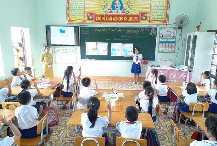 .Giáo viên thực hành tiết dạy môn Toán tại Trường tiểu học Thái Thủy (Lệ Thủy)