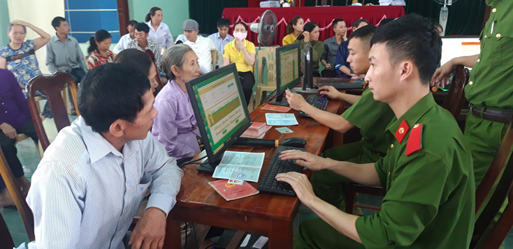 Lực lượng Công an huyện Tuyên Hóa nỗ lực làm việc không có ngày nghỉ để bảo đảm tiến độ hoàn thành cấp CCCD theo đúng kế hoạch.