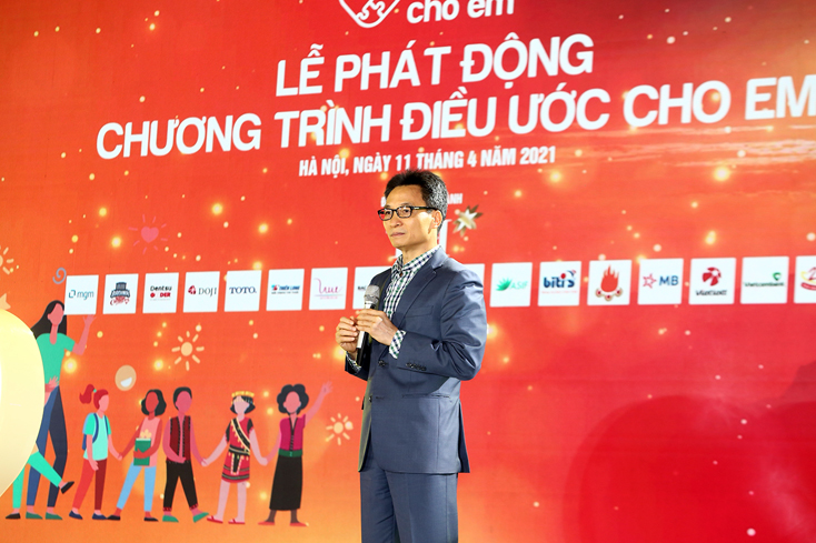 Phó Thủ tướng Vũ Đức Đam: Có những điều ước tưởng chừng ai cũng biết nhưng khi nghe lại chúng ta càng day dứt hơn như làm sao để các cháu học sinh có nhà vệ sinh sạch, có bữa ăn trưa đủ cơm, rau và có cá, thịt để các cháu được ăn no để học thêm buổi chiều... Ảnh: VGP/Đình Nam