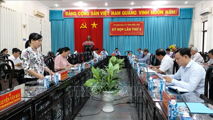 Kỳ họp lần thứ 4 của Ủy ban bầu cử tỉnh Bến Tre. Ảnh: Trần Thị Thu Hiền/TTXVN.