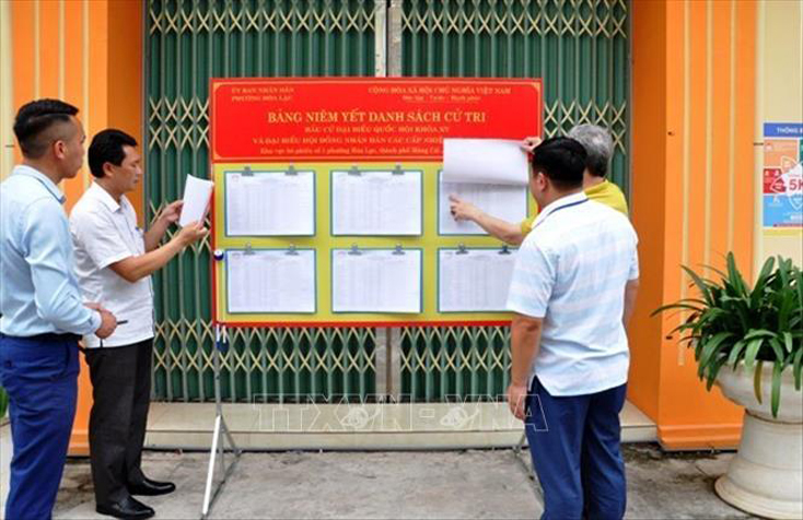 Niêm yết danh sách cử tri được công khai ở nhà văn hóa phường Hòa Lạc (thành phố Móng Cái, tỉnh Quảng Ninh). Ảnh: TTXVN phát