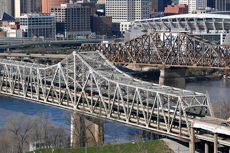 Cầu Brent Spence bắc qua sông Ohio. Ảnh: AFP