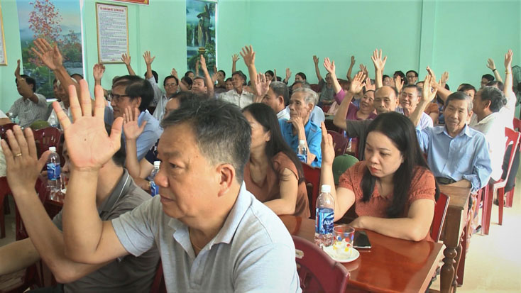 Cử tri thị trấn Quán Hàu (huyện Quảng Ninh) biểu quyết nhất trí giới thiệu những người ứng cử đại biểu HĐND các cấp tại nơi cư trú. 