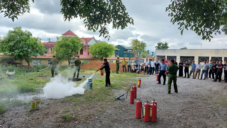 Học viên thực hành sử dụng các loại bình chữa cháy để dập tắt đám cháy.