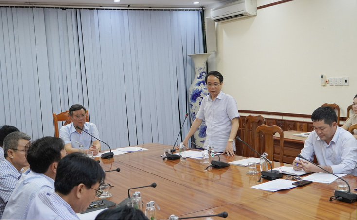 Đồng chí Phó Chủ tịch UBND tỉnh Phan Mạnh Hùng phát biểu về sự cấp thiết trong vấn đề xử lý các dự án.