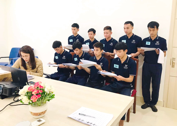 Nhiều lao động của huyện Minh Hóa tham gia sát hạch đi làm việc có thời hạn tại Nhật Bản tại Trung tâm Halim (Công ty cổ phần sách và thiết bị trường học Quảng Bình).