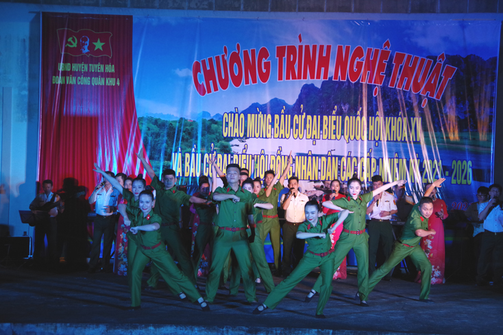 Một tiết mục biểu diễn của Đoàn văn công Quân khu IV tối 13-4 tại huyện Tuyên Hóa.