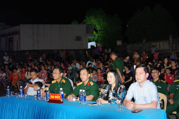 Đại diện lãnh đạo huyện Tuyên Hóa xem chương trình biểu diễn.