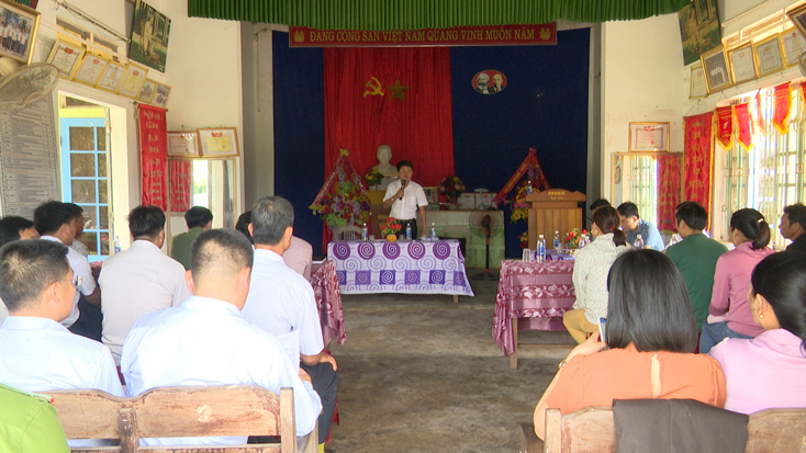 Lãnh đạo UBND huyện Bố Trạch giải đáp các thắc mắc, kiến nghị của các hộ dân liên quan đến công tác bồi thường giải phóng mặt bằng.