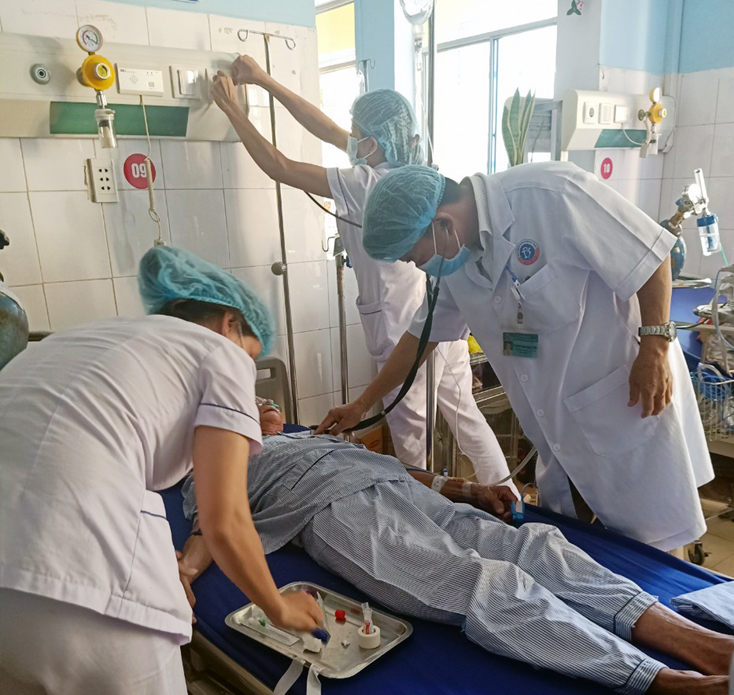 Y, bác sỹ Bệnh viện đa khoa huyện Bố Trạch thăm, khám, chăm sóc sức khỏe cho người dân trên địa bàn