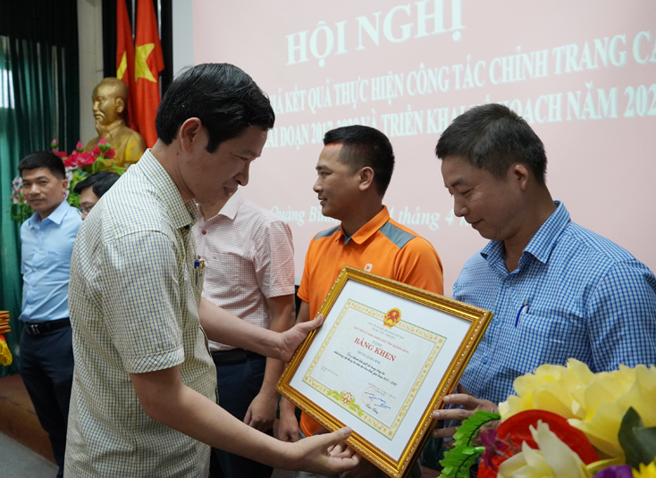 Đồng chí Phó Chủ tịch UBND tỉnh Hồ An Phong trao bằng khen của Chủ tịch UBND tỉnh cho các tập thể có nhiều thành tích trong thực hiện công tác chỉnh trang cáp thông tin.