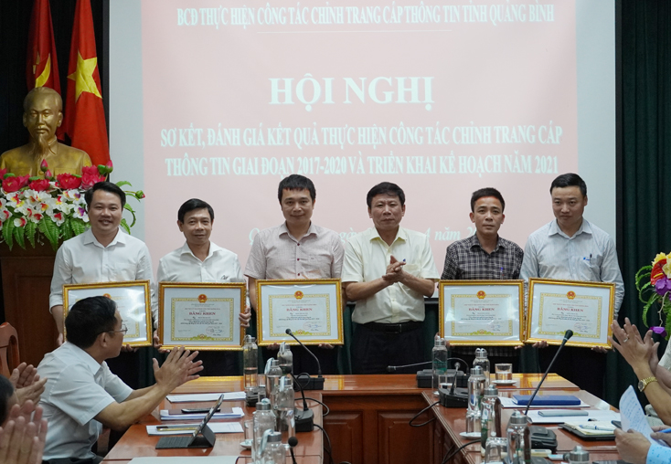 Đồng chí Giám đốc Sở Thông tin và Truyền thông Hoàng Việt Hùng trao bằng khen của Chủ tịch UBND tỉnh cho các cá nhân có nhiều thành tích trong thực hiện công tác chỉnh trang cáp thông tin.