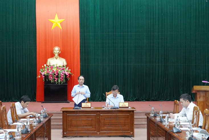 Đồng chí Phó Chủ tịch UBND tỉnh Phan Mạnh Hùng  chủ trì phần thảo luận.
