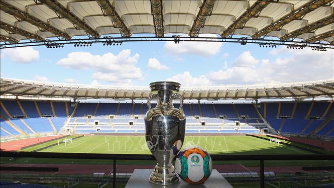 Chiếc cup của Giải vô địch bóng đá châu Âu 2020 (EURO 2020) trên sân vận động Stadio Olimpico ở Rome, Italy. Ảnh: Getty Images/TTXVN